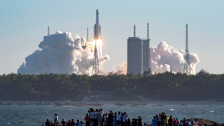Se estrella en el mar la enorme pieza del cohete chino CZ-5B que regresaba descontrolada a la Tierra